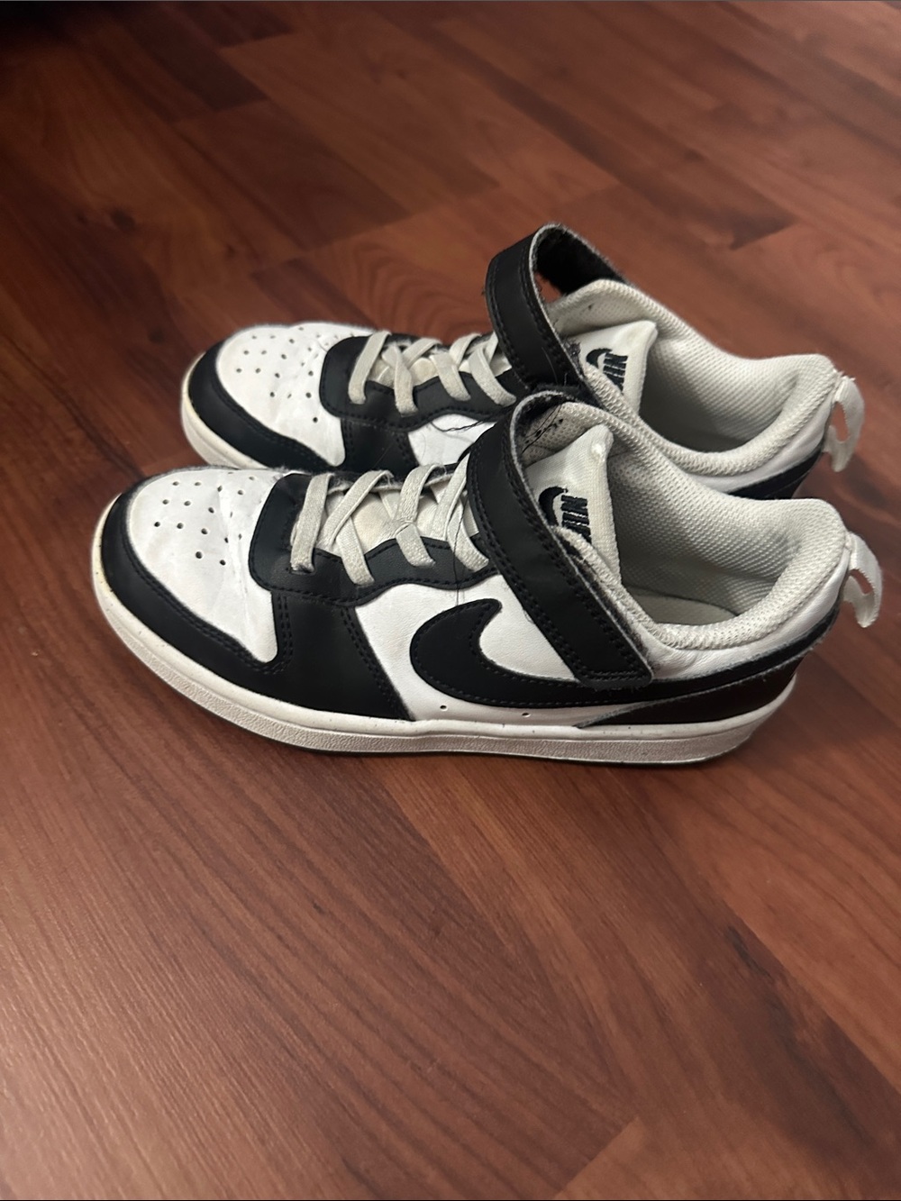 Nike Kids Black and White Low-Top Sneakers with Hook-and-Loop Strap